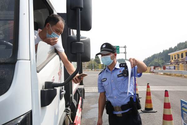 黨員民警楊品在疫情防控卡口執勤。許景珍攝